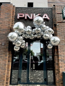 Разнокалиберная гирлянда из фольгированных шаров сфер